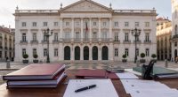Documentos de concurso público diante de um edifício municipal de Lisboa