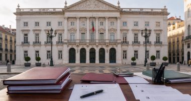 Documentos de concurso público diante de um edifício municipal de Lisboa