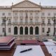 Documentos de concurso público diante de um edifício municipal de Lisboa